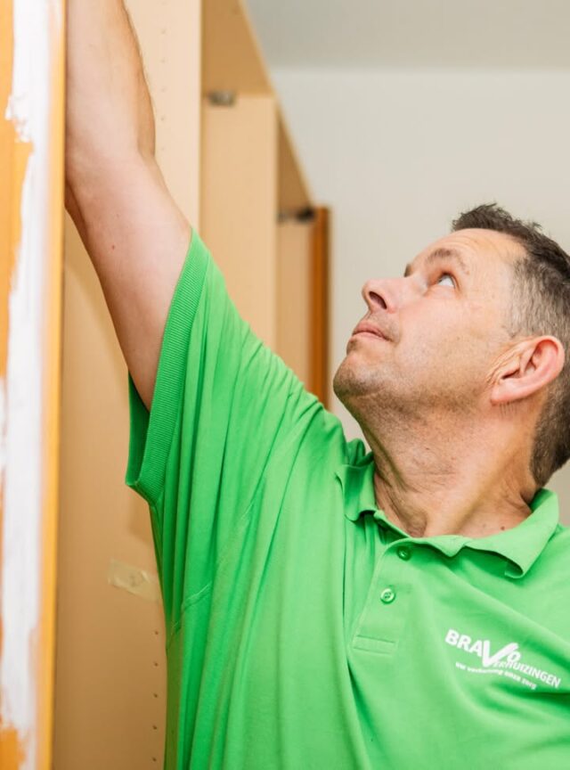 Waar je vader of moeder vroeger alles voor jou regelden, ben jij nu degene die de dozen telt, de planning bewaakt en moet beslissen wat er wel of niet mee gaat naar de nieuwe woning. Hoe lief je ze ook vindt, op die fysieke en logistieke chaos zit je eigenlijk helemaal niet te wachten (hoe hard dat ook klinkt). Bij Bravo Verhuizingen snappen we dat. Een verhuizing is een hoop gedoe en jij wilt er gewoon als zoon of dochter voor ze zijn. Daarom nemen wij de regie én het zware werk volledig van je over.Benieuwd hoe wij van die grote stap een zorgeloze nieuwe start maken voor je ouders?
www.bravoverhuizingen.nl/blog/senioren-verhuizing-zorgeloos-verhuizen-ouders
