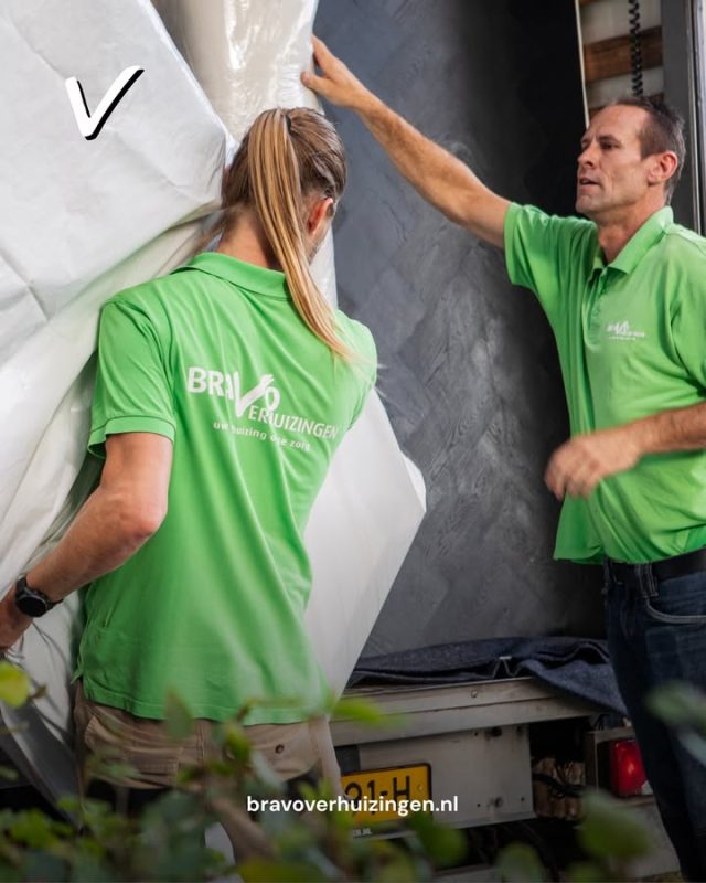Een piano van 300 kilo, een humeurige wasmachine én een aquarium verhuizen…
Zonder ruzie met je vrienden? We kennen het allemaal: verhuisdozen inpakken lukt
wel, maar zodra die loodzware piano of dat reusachtige matras naar beneden moet. Iedereen haalt ‘plotseling’ herinneringen op aan zijn rugklachten.

Geen zin in kapotte spullen, stinkend restwater over de vloer of een piano die
halverwege de trap blijft steken? Wij weten er wel raad mee. Onze tips vind je hier: www.bravoverhuizingen.nl/kwetsbare-spullen-verhuizen/